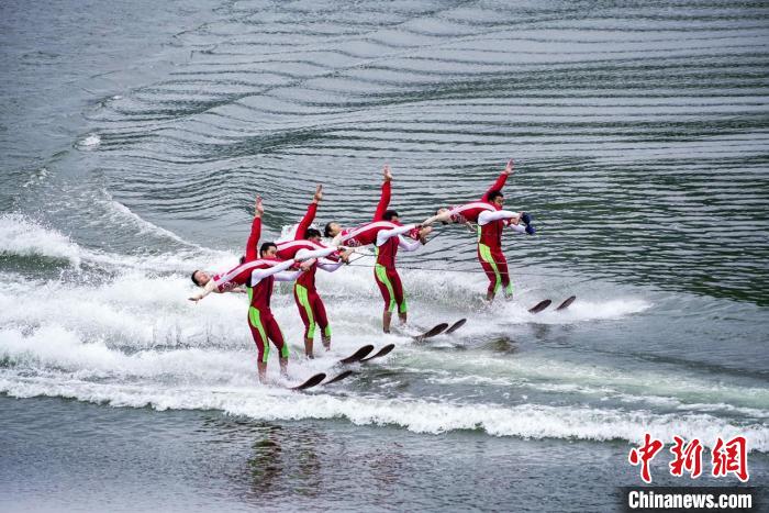 捕魚節(jié)上的水上表演。　主辦方供圖