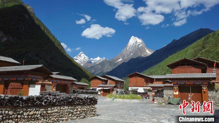圖為西藏林芝市工布江達縣錯高古村?！≈x牧 攝