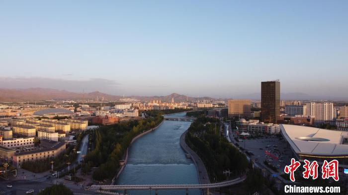 圖為無(wú)人機(jī)航拍德令哈巴音河?！『钨婚?攝