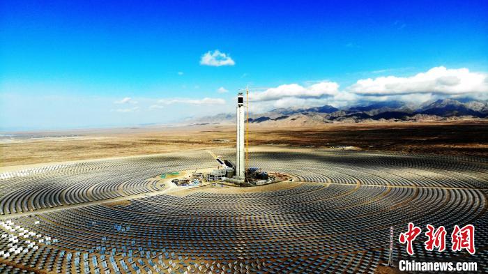 圖為德令哈光伏產(chǎn)業(yè)園?！O睿 攝