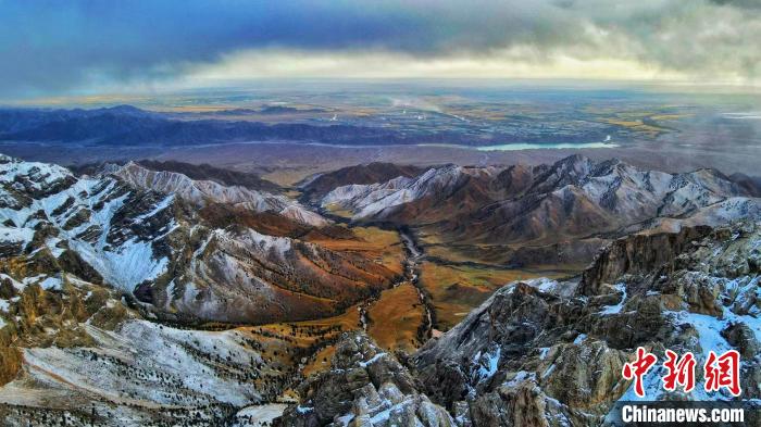 圖為柴達木盆地柏樹山森林地質公園云霧繚繞?！“蛨D那生 攝