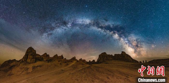 資料圖為冷湖賽什騰山天文臺址的星空?！±浜I(yè)園區(qū)供圖