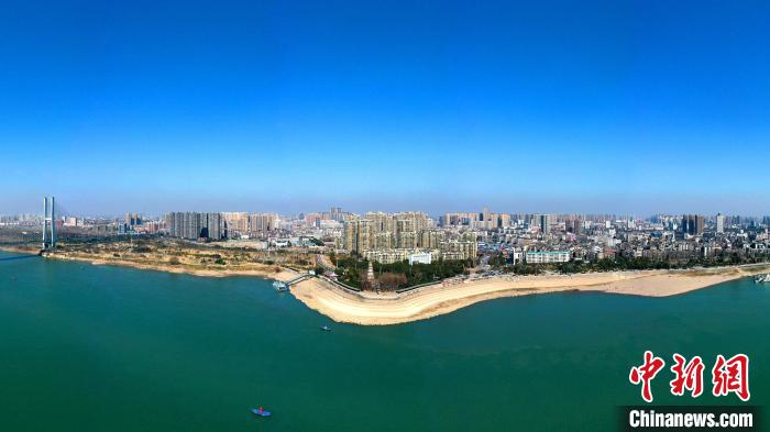 荊州市內(nèi)的荊江大堤。(資料圖) 湯偉 攝