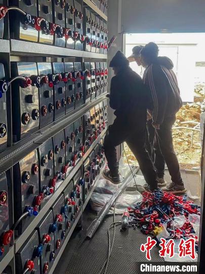 圖為微電網(wǎng)系統(tǒng)安裝調(diào)試現(xiàn)場(chǎng)。　孫寶鶴 攝