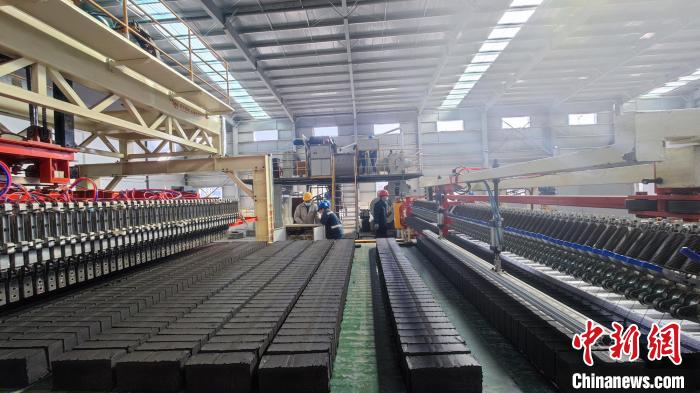 圖為張掖市宏能煤業(yè)有限公司煤矸石綜合利用項(xiàng)目現(xiàn)場(chǎng)。(資料圖) 錢大偉 攝