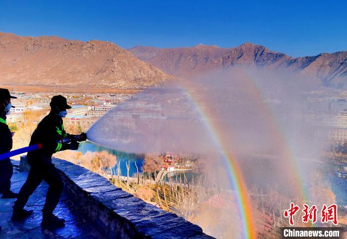 12月6日，布達(dá)拉宮消防救援大隊(duì)在布達(dá)拉宮山體林草區(qū)域開展?jié)窕ぷ鳌！㈣?攝