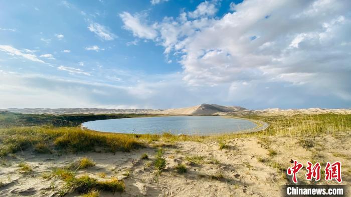 圖為青海湖沙島風(fēng)光?！±罱瓕?攝