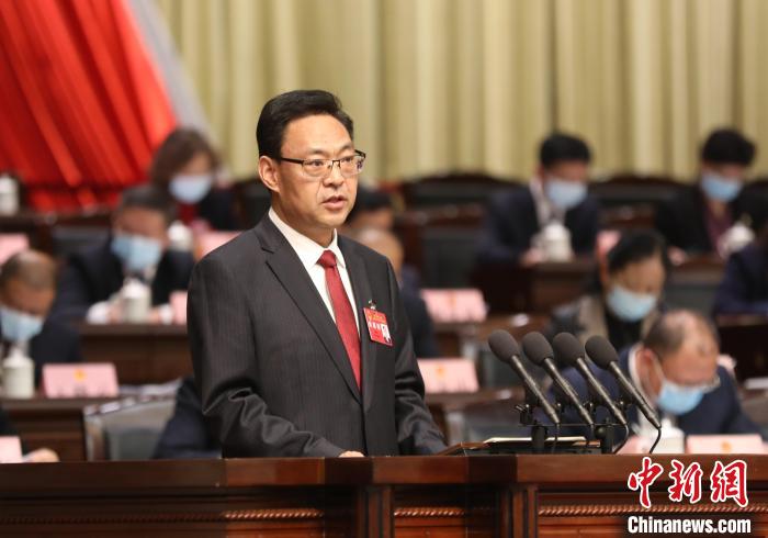 圖為青海省西寧市人民政府代市長石建平作政府工作報告?！∑钤鲚?攝