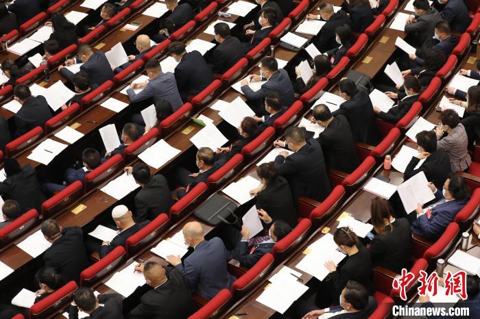 圖為會議現(xiàn)場，參會代表正在聽取政府工作報告。　祁增蓓 攝