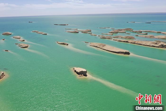 圖為海西州境內的水上雅丹風光。　趙凜松 攝