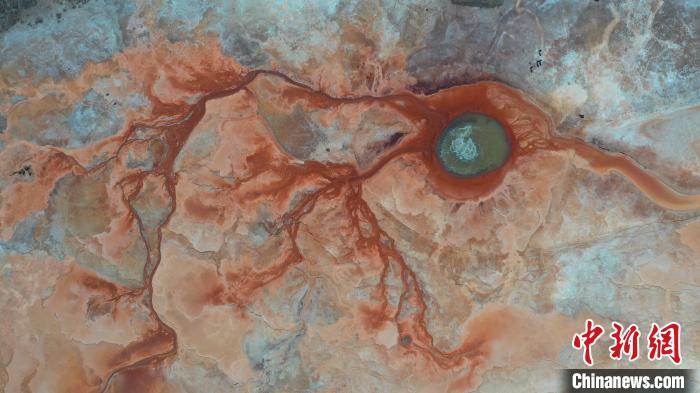 圖為海西州境內的“網紅”景點“惡魔之眼”?！≮w凜松 攝