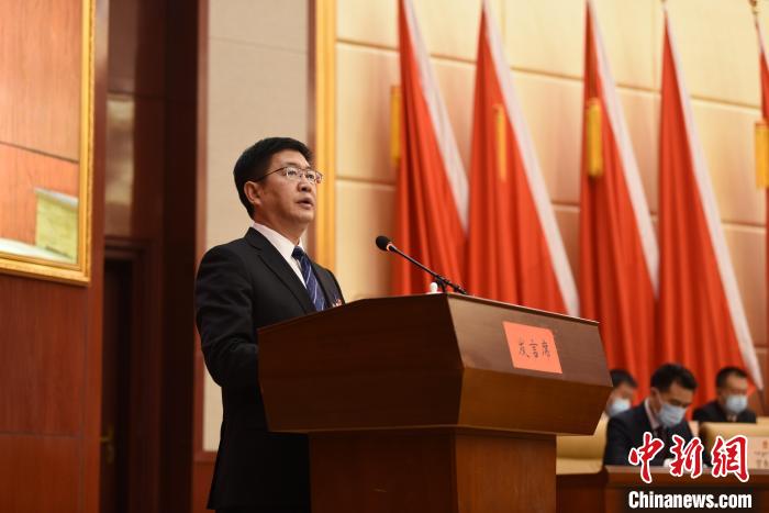 圖為青海省果洛州人民政府州長葉萬彬作政府工作報告。　　多杰昂秀 攝