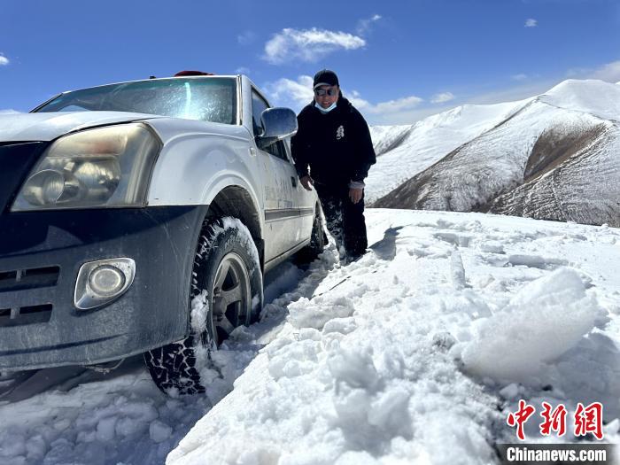 圖為生態(tài)管護人員準(zhǔn)備在雪地推車?！《“瓦_(dá)杰 攝