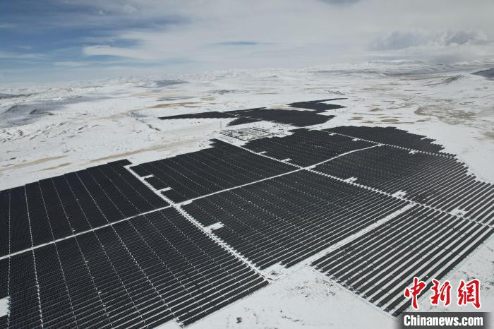 圖為航拍雪后光伏電站。資料圖 姜佳保供圖