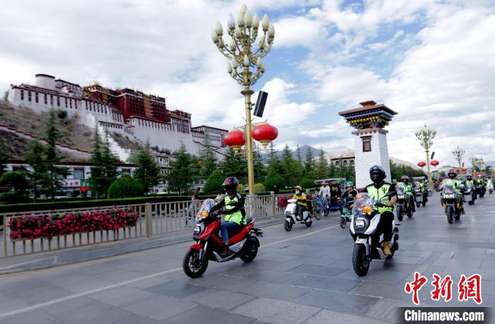 圖為2023年極地G219集結(jié)賽暨金卡納場地賽選手途經(jīng)拉薩布達拉宮。　游牧地球供圖