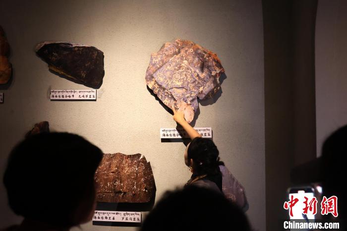 青海玉樹：網(wǎng)絡名人打卡博物館一覽江河源頭自然與人文之美