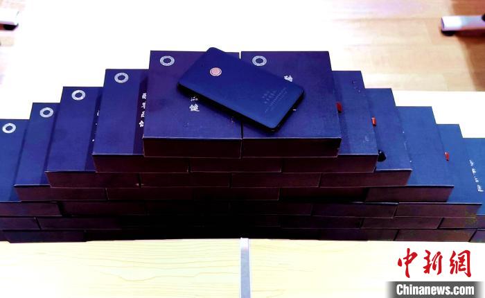 圖為西藏高山文化發(fā)展基金會(huì)向聶榮縣完全小學(xué)捐助的“電子健康體檢儀”?！∮谫e 攝