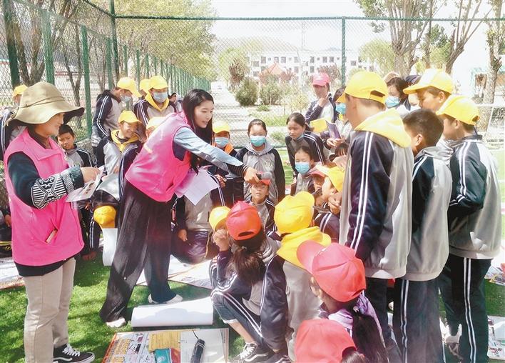 瓊結(jié)縣“四講四愛(ài)”宣講員在瓊結(jié)縣中學(xué)宣講。記者 段敏 攝.jpg