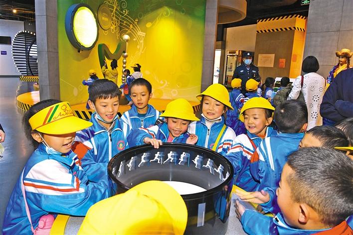 圖為10月29日，一年級的同學(xué)們在科技館參觀體驗。李洲 攝.jpg