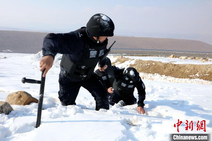 圖為扎西堅參與隊友在巡邏途中?！≡鲌詤⒐﹫D