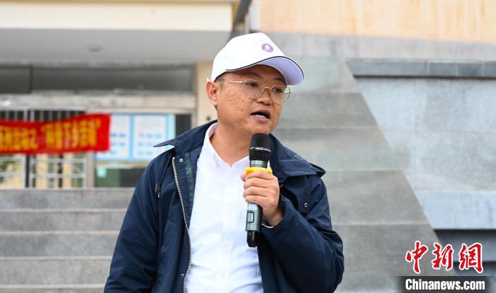 圖為西藏大學(xué)教授李昊為中學(xué)生授課?！≮w朗 攝