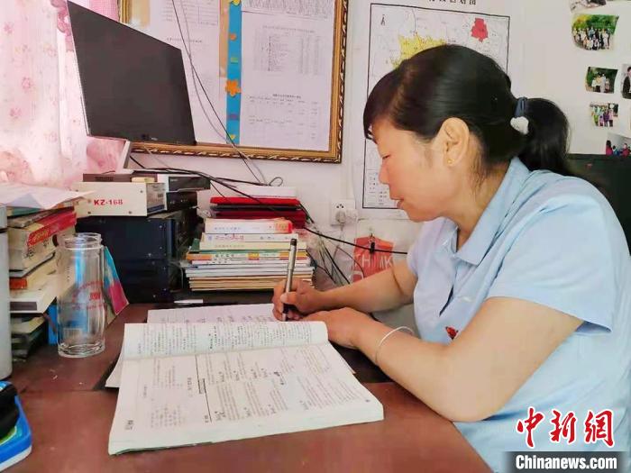 甘肅環(huán)縣“全能老師”堅守“麻雀學(xué)校”：學(xué)生在，我就在