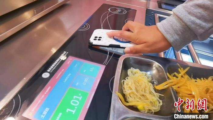 甘肅酒泉校園新“食”尚:3秒打飯按克取菜拒絕舌尖浪費