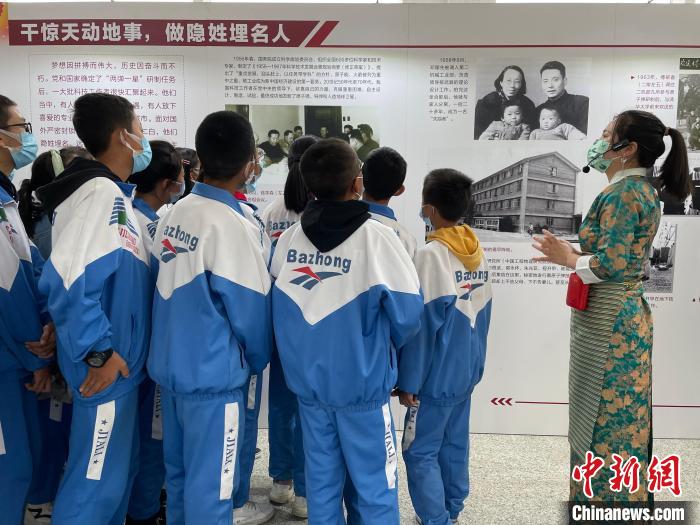 圖為學(xué)生正在聽(tīng)講解員講解。　謝牧 攝