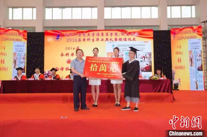 四川“90后”小伙勵(lì)志擺攤創(chuàng)業(yè)成功向母校捐贈300萬元