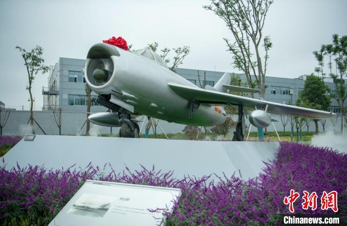 園林式戰(zhàn)斗機(jī)博物館內(nèi)展示的“殲5甲”飛機(jī)?！⒅铱?攝