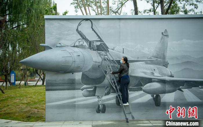 “猛龍出擊”互動墻前市民體驗登機場景?！⒅铱?攝