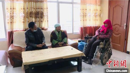 圖為仁欠卓瑪一家在房間里愉快的聊天?!《继m縣委宣傳部 供圖