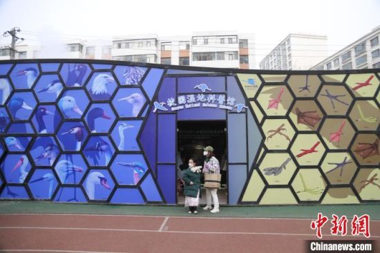 圖為西寧市第一中學(xué)濕地科普宣教館?！±罱瓕?攝