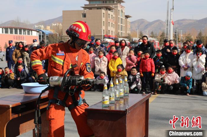 圖為消防救援人員技能展示?！铨埥?攝