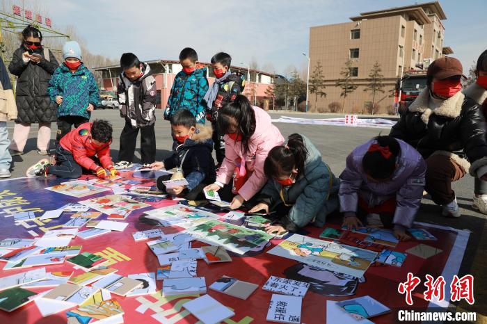 圖為小朋友們參加趣味游戲活動(dòng)?！铨埥?攝