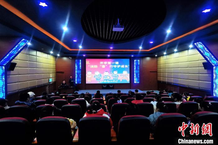 圖為小朋友們上消防安全知識(shí)教育課?！铨埥?攝