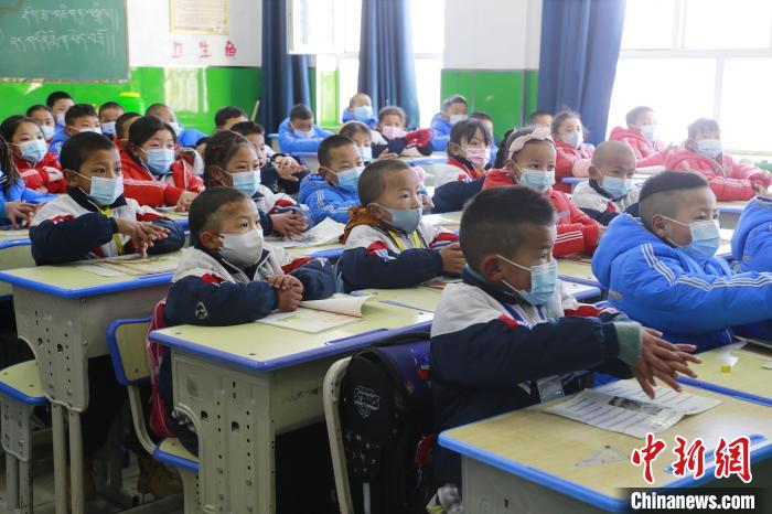 圖為學(xué)生學(xué)習(xí)七步洗手法?！●R銘言 攝