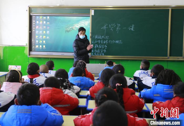 圖為學(xué)生正在上課?！●R銘言 攝