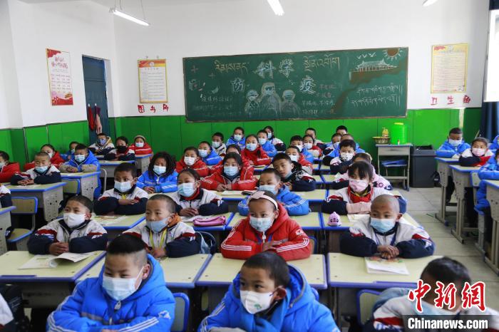 圖為正在上課的學(xué)生?！●R銘言 攝