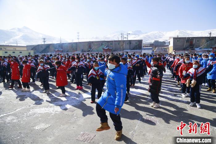 圖為學(xué)生跳起歡快的藏族舞蹈迎接新學(xué)期?！●R銘言 攝