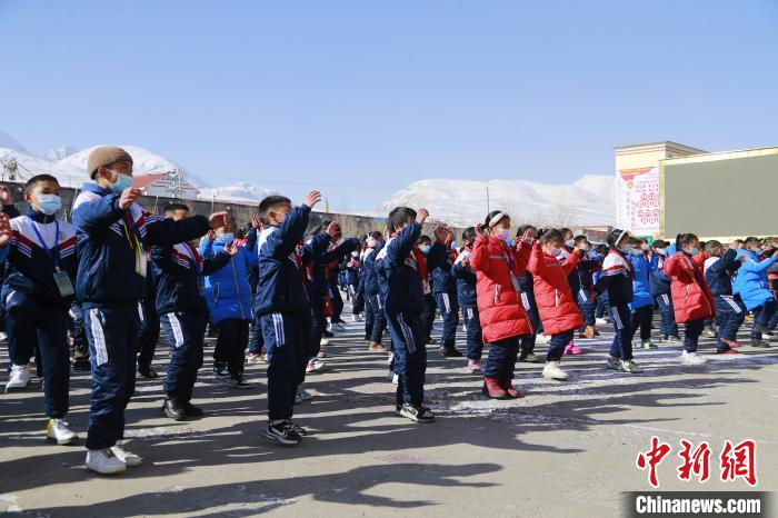 圖為學(xué)生跳起歡快的藏族舞蹈迎接新學(xué)期?！●R銘言 攝