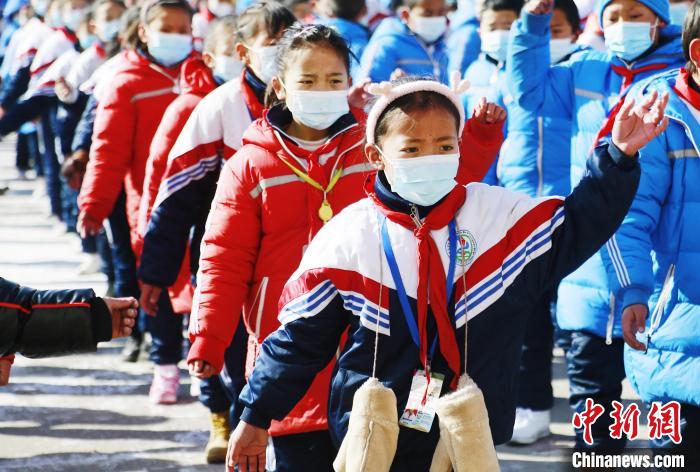 圖為學(xué)生跳起歡快的藏族舞蹈迎接新學(xué)期。　馬銘言 攝