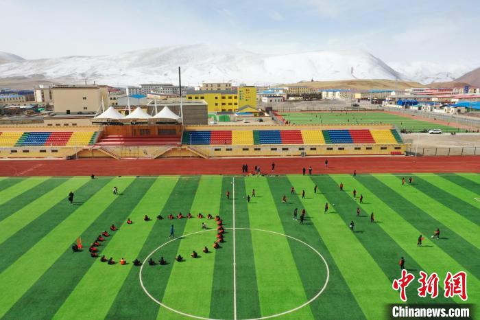 航拍曲麻萊縣足球場?！●R銘言 攝