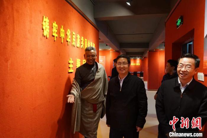 資料圖為參觀鑄牢中華民族共同體意識主題展?！『F龍 攝