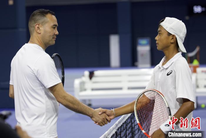 闊別兩年后，王發(fā)(右一)和王育喜(左一)再握手。　黃迪燊 攝