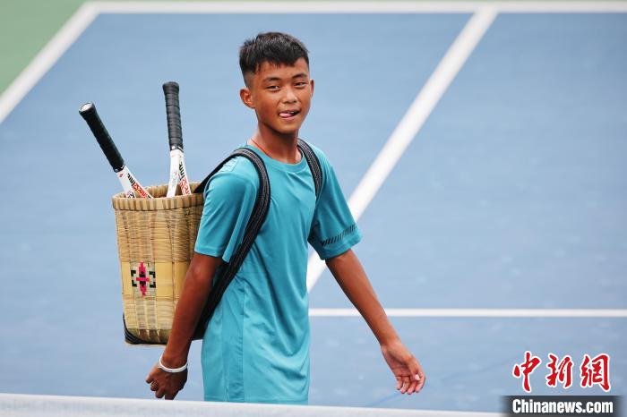 王發(fā)背著背簍在賽場上?！±罱ㄋ?攝