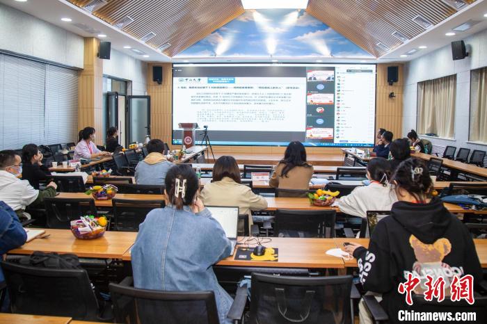 圖為論壇會議現(xiàn)場?！⊥瑬|放 攝