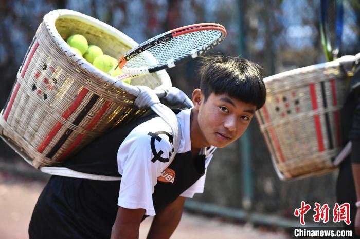 圖為“背簍少年”王發(fā)正在廊坊市體育館網(wǎng)球訓(xùn)練中心進(jìn)行訓(xùn)練?！∴嵆孔?攝