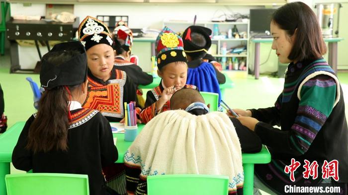 正在上課的學(xué)生。　唐啟浩 攝