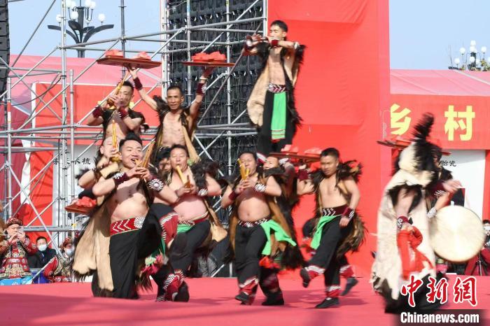 圖為少數(shù)民族舞蹈展演?！×赫赵?攝